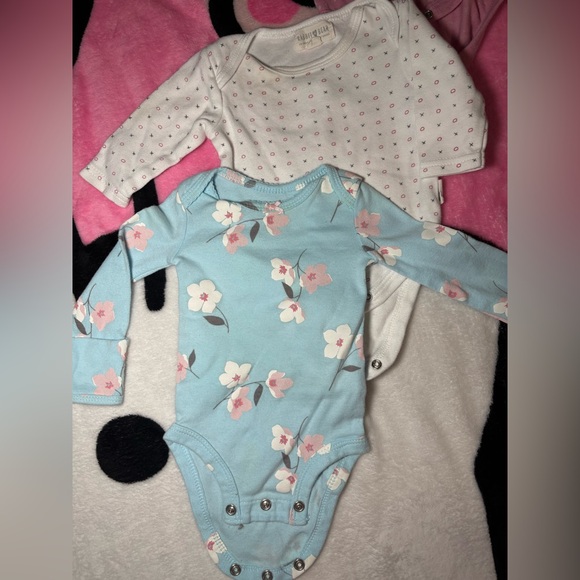 Newborn girl onesie bundle - Picture 7 of 8